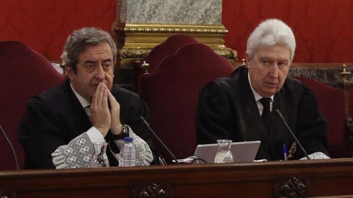 Javier Zaragoza, a la izquierda, en el Supremo.-