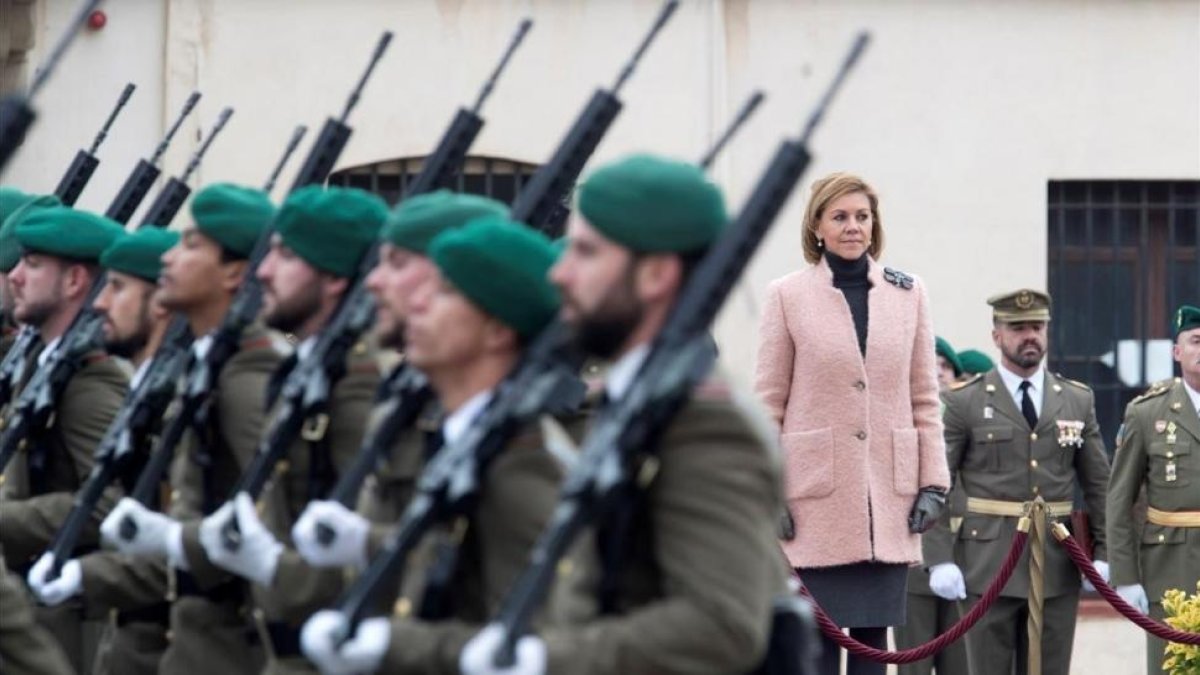 La ministra de Defensa, María Dolores de Cospedal, pasa revista en el cuartel del Bruc.-/ MARTA PEREZ (EFE)