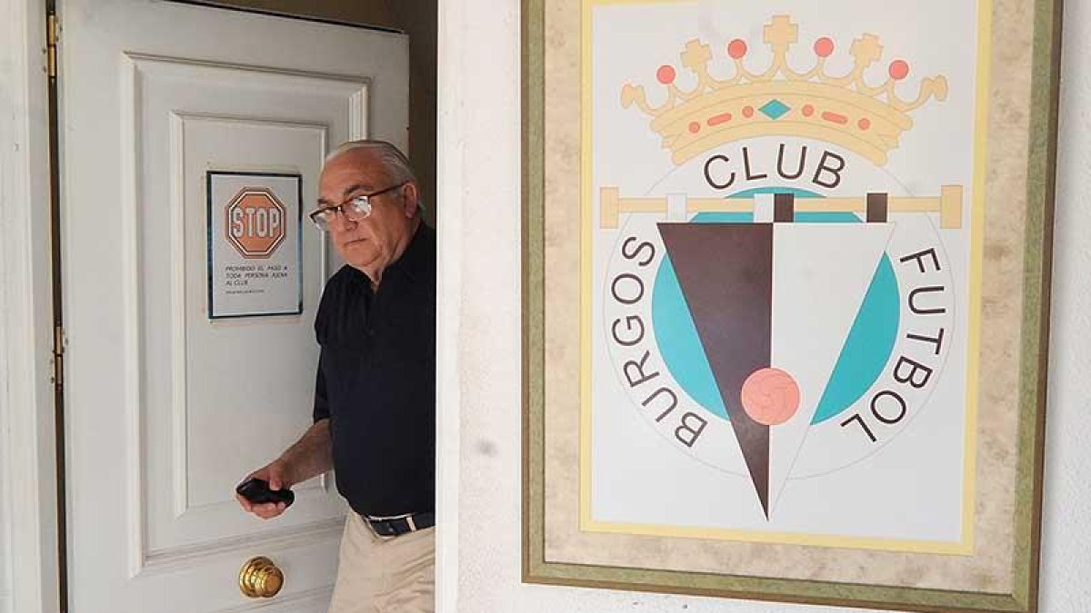 Gonzalo Antón sale de las oficinas del Burgos CF.-RAÚL G. OCHOA