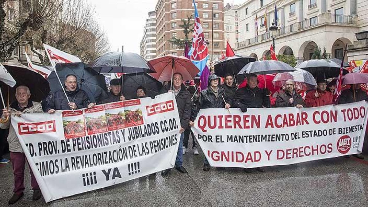 Un grupo de pensionistas amparado por los dos sindicatos mayoritarios se concentra a las puertas de la Subdelegación del Gobierno en Burgos.-SANTI OTERO