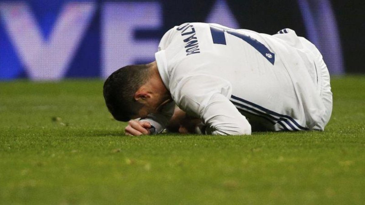 Ronaldo, en el suelo, se lamenta en el choque de Copa ante el Celta.-REUTERS / JUAN MEDINA