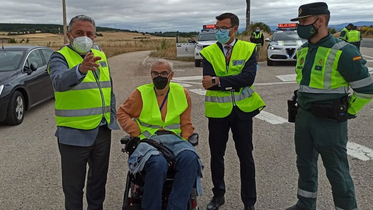 El subdelegado del Gobierno, Pedro de la Fuente (primero por la izquierda) y el jefe provincial de Tráfico, Raúl Galán (tercero), en un control preventivo y de concienciación de la Guardia Civil en colaboración con Aspaym. ECB