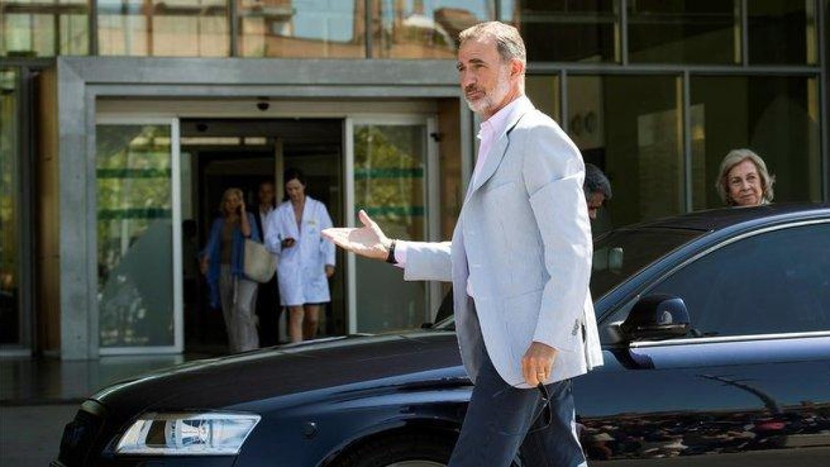 El rey Felipe VI y su madre, la reina Sofía, acuden a visitar a Juan Carlos I, este sábado.-EFE / LUCA PIERGIOVANNI
