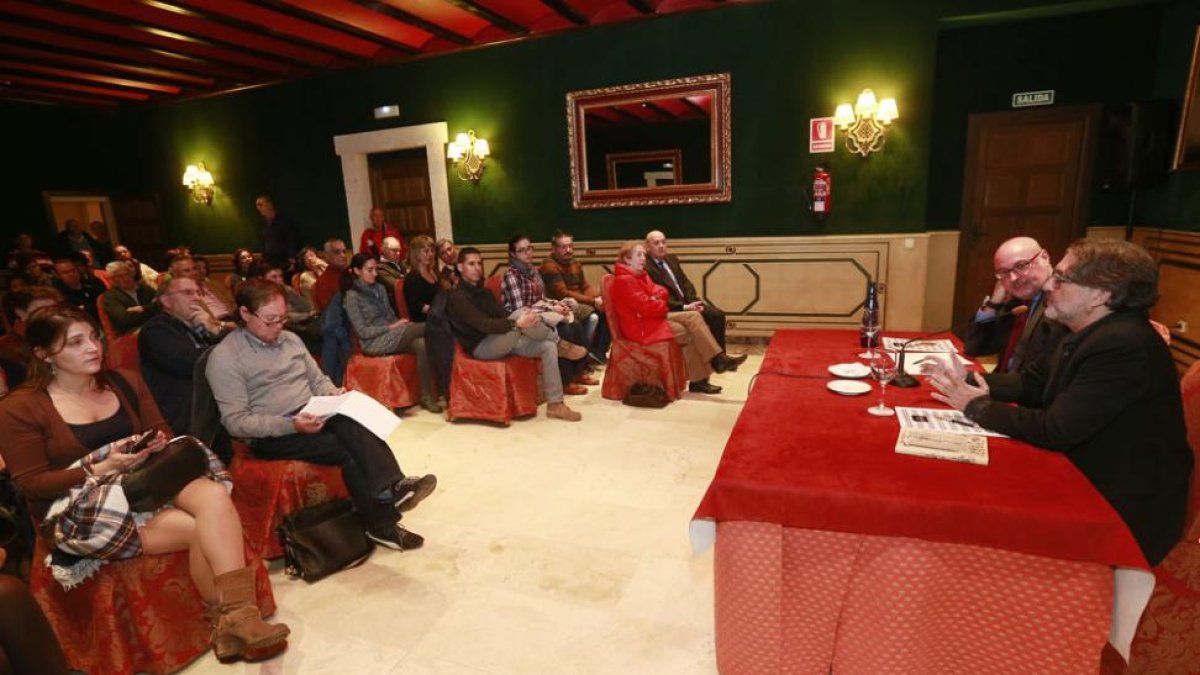 Una de las salas nobles del Palacio acogió la presentación.-Raúl Ochoa