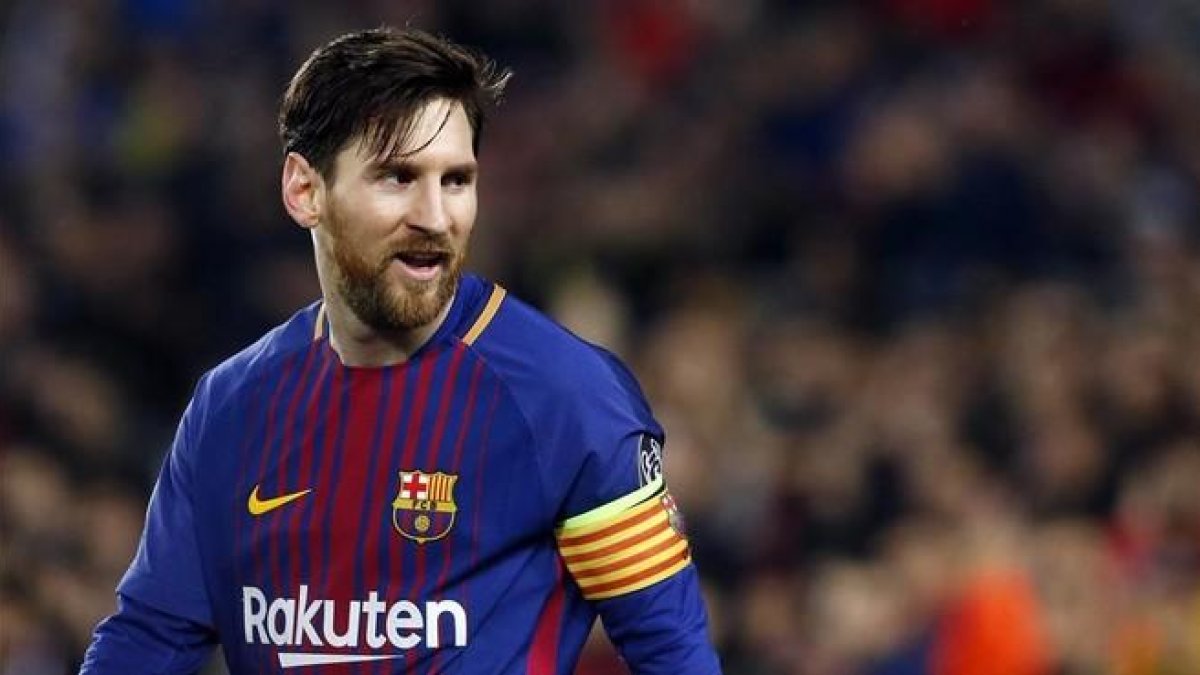 Messi recorta a dos jugadores del Athletic.-JORDI COTRINA