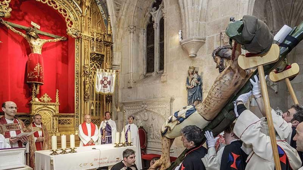 Momento del encuentro en el altar.-SANTI OTERO