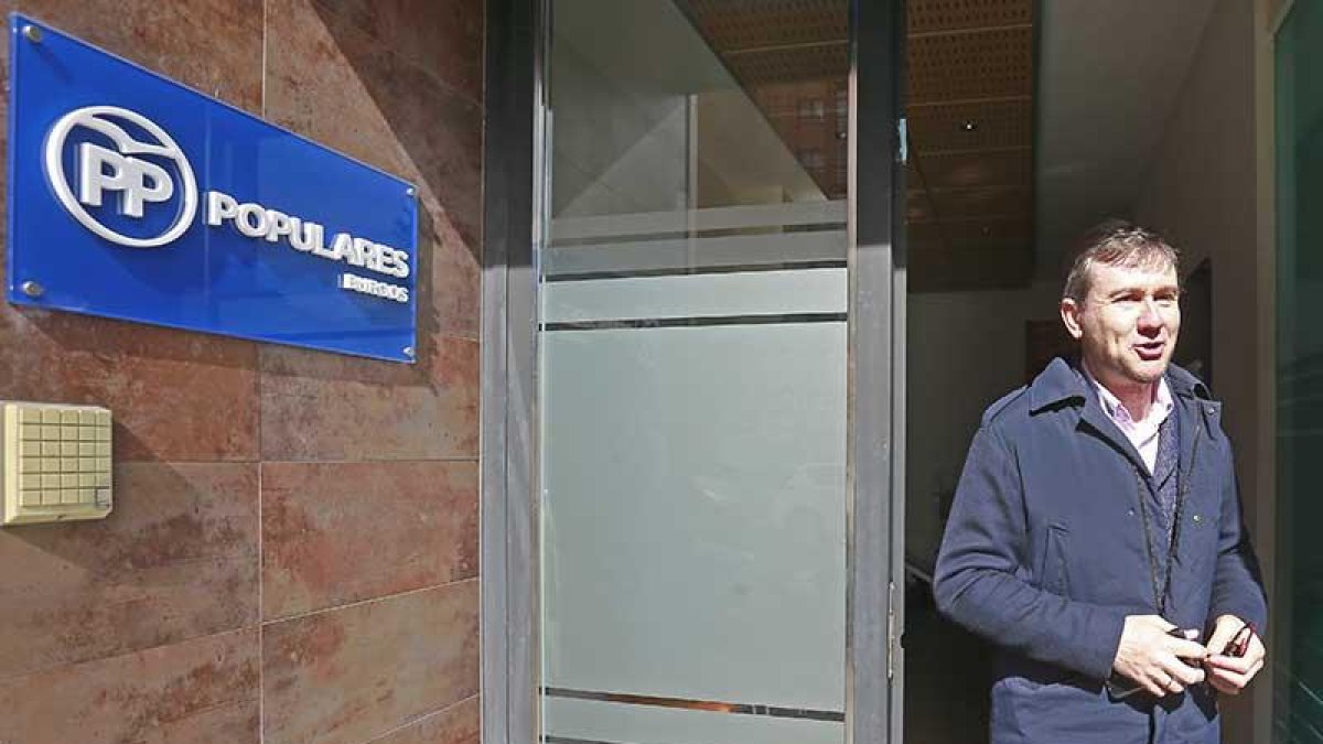 El candidato del Partido Popular a la Alcaldía de la ciudad, Javier Lacalle, en la sede del partido.-RAÚL G. OCHOA