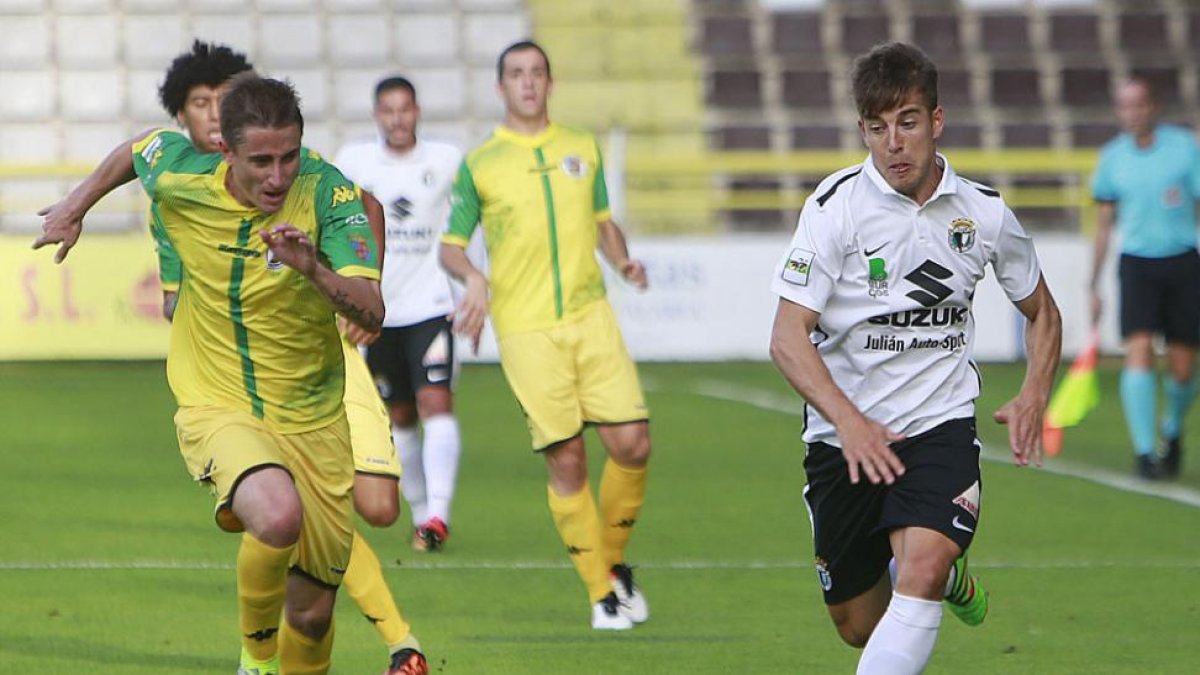 Álvaro Antón conduce el esférico en el choque ante el Palencia.-