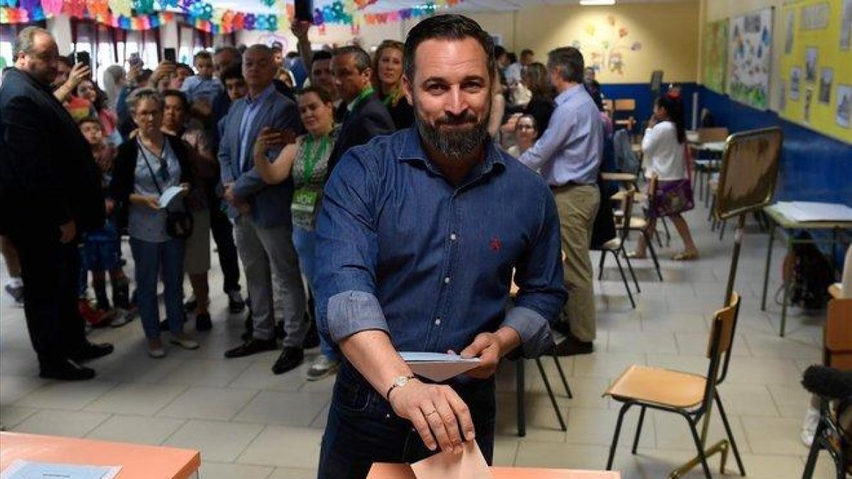 Santiago Abascal, presidente de Vox, vota en Madrid para las elecciones municipales, autonómicas y europeas de este domingo.-AFP / PIERRE-PHILIPPE MARCOU