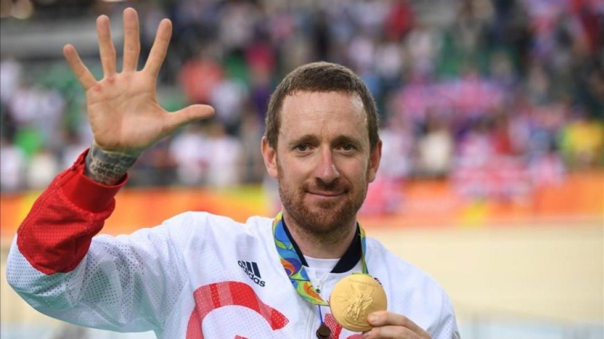 Bradley wiggins muestra el oro logrado en Río, el quinto en su palmarés olímpico.-AFP / ERIC FEFERBERG