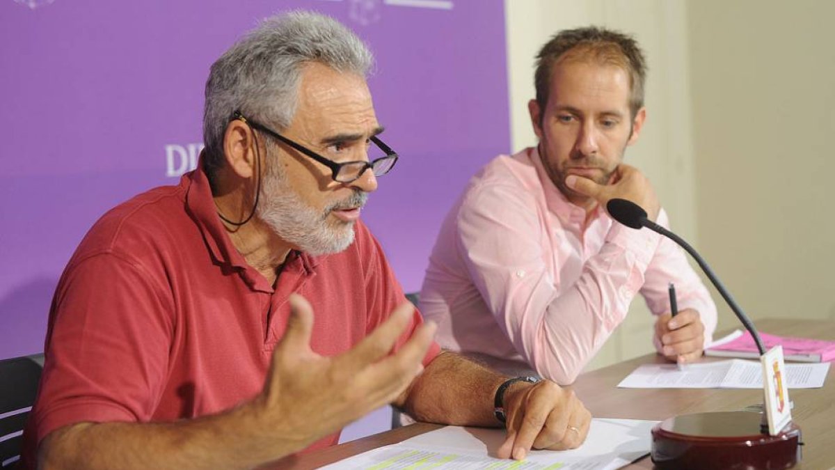 Un momento de la intervención de Marco Antonio Manjón (izq.) y Javier Gil (dcha.) en la Diputación Provincial.-I. L.M.