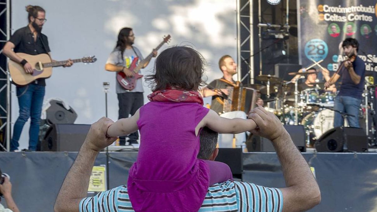 Andrés Penabad con su acordeón y su banda salió al escenario del Espacio Atapuerca en primer lugar. Luego llegarían Tarna y The Taverners.-Israel L. Murillo