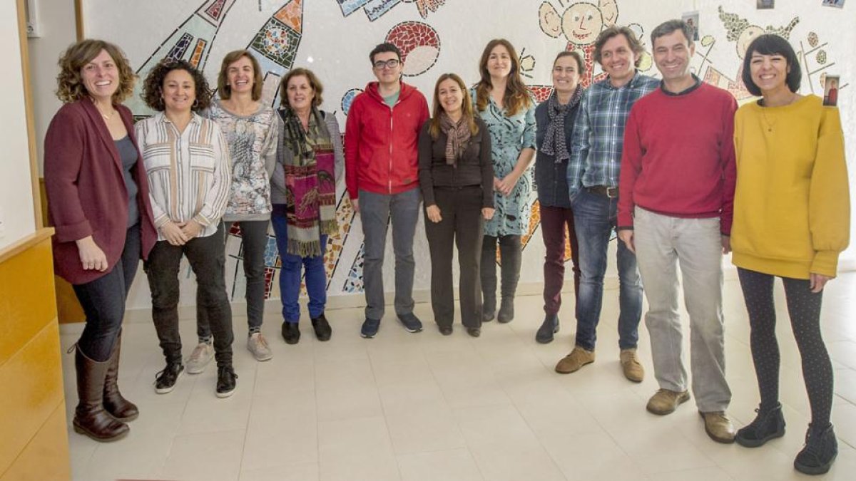 Imagen de los integrantes de la asociación en la sede de Autismo Burgos.-ISRAEL L. MURILLO