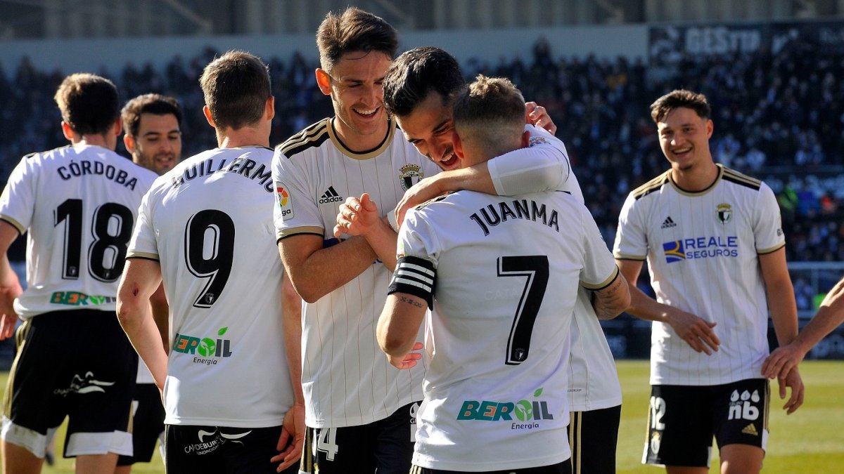 Los jugadores del Burgos CF celebran un gol. TOMÁS ALONSO