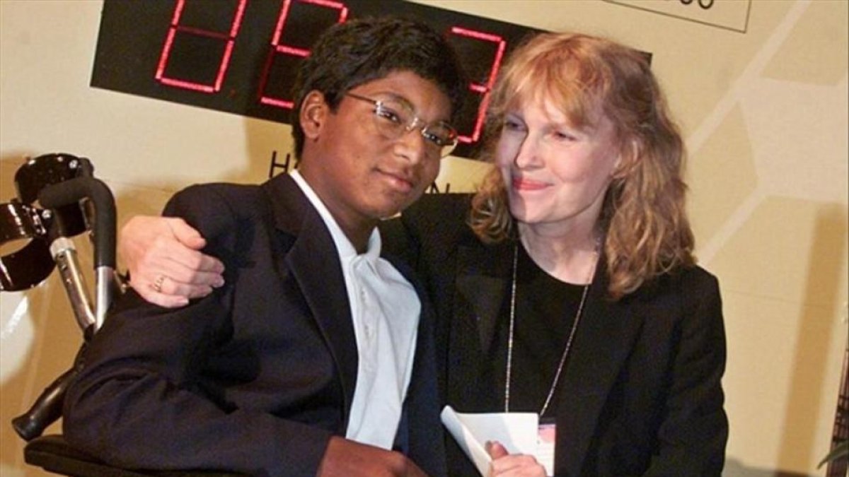 Mia Farrow y su hijo Taddeus, en una imagen de archivo.-AP