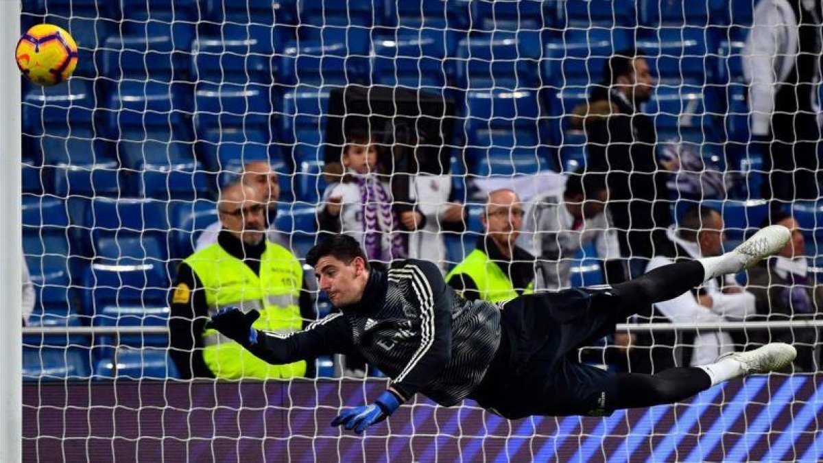 Courtois, en los prolegómenos del Madrid-Rayo en el Bernabéu.-AFP / GABRIEL BOUYS
