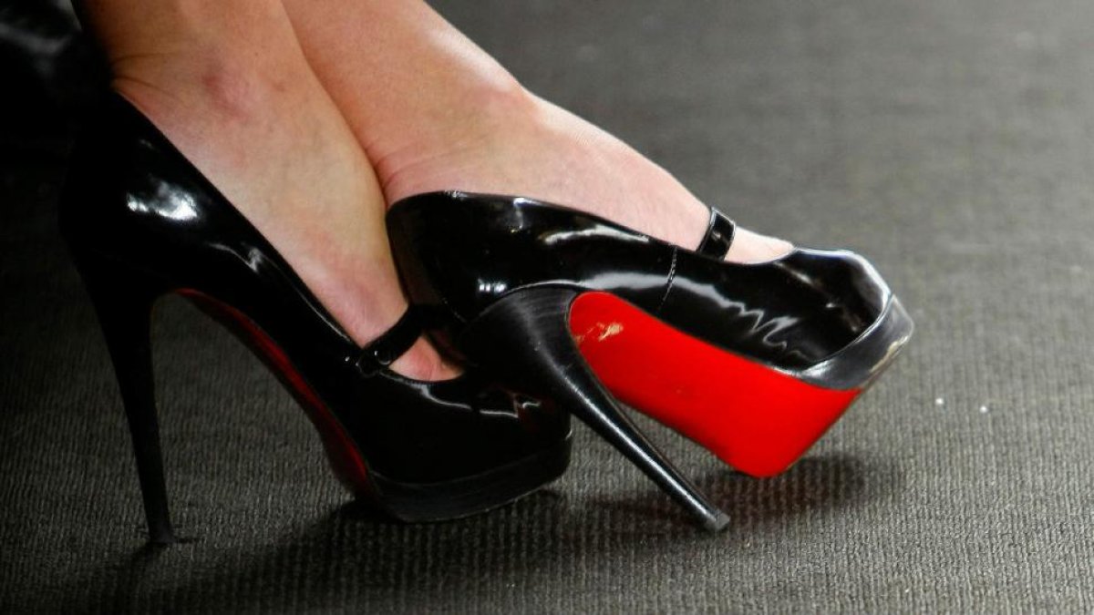 Louboutin pierde la exclusividad de las suelas rojas.-PERIODICO (REUTERS / CARLO ALLEGRI)