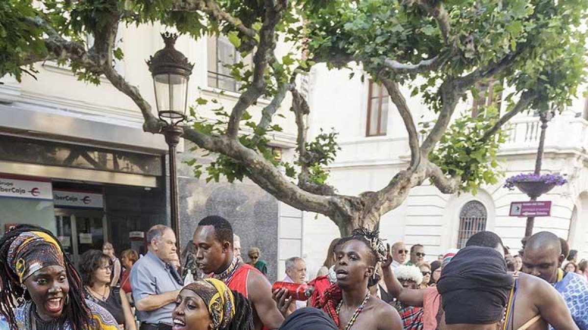 Los bailarines africanos irrumpieron como un torbellino.-Santi Otero