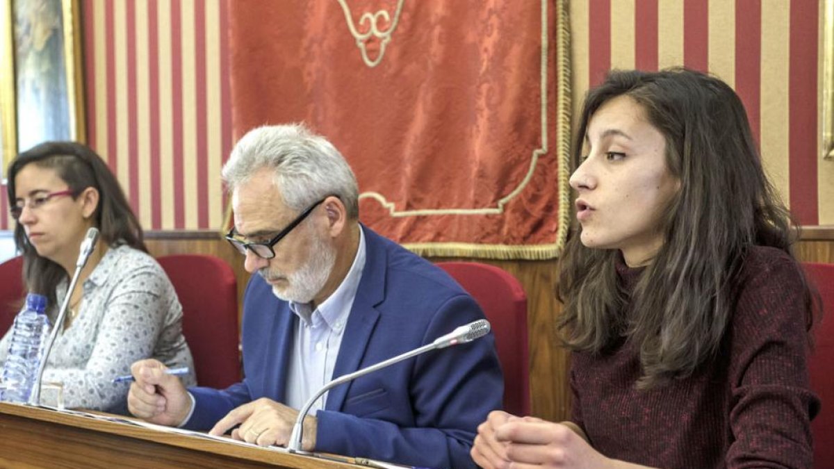 Blanca Guinea (a la derecha), concejal de Imagina, en el último Pleno de este viernes.-SANTI OTERO