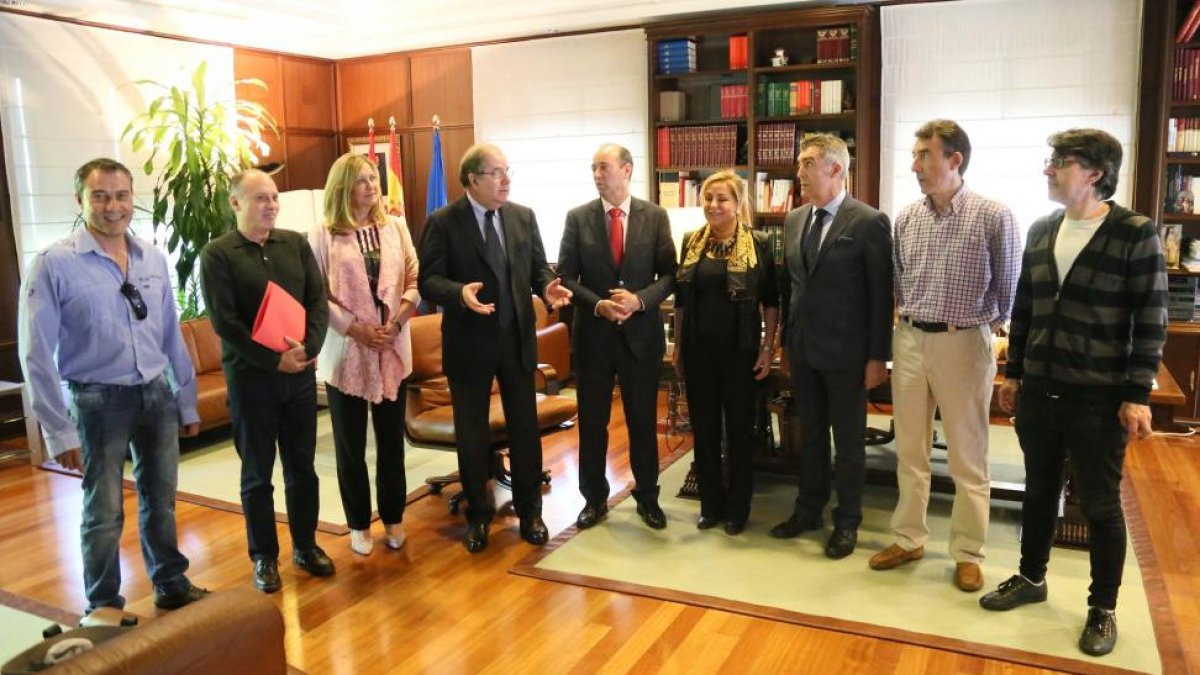 El presidente de la Junta de Castilla y León, Juan Vicente Herrera, firma el Plan de Dinamización Económica de los Municipios Mineros 2016-2020 con responsables de Cecale, UGT y CCOO-ICAL