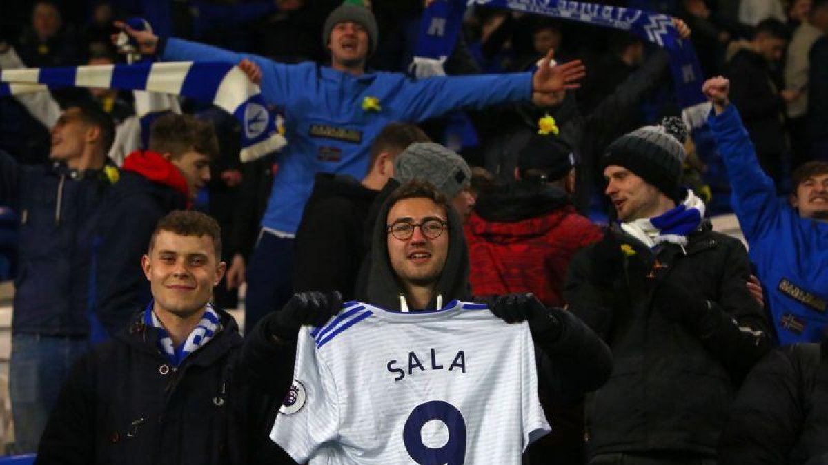 Aficionados del Cardiff con la camiseta de Sala, que nunca ha llegado a vestir.-AFP