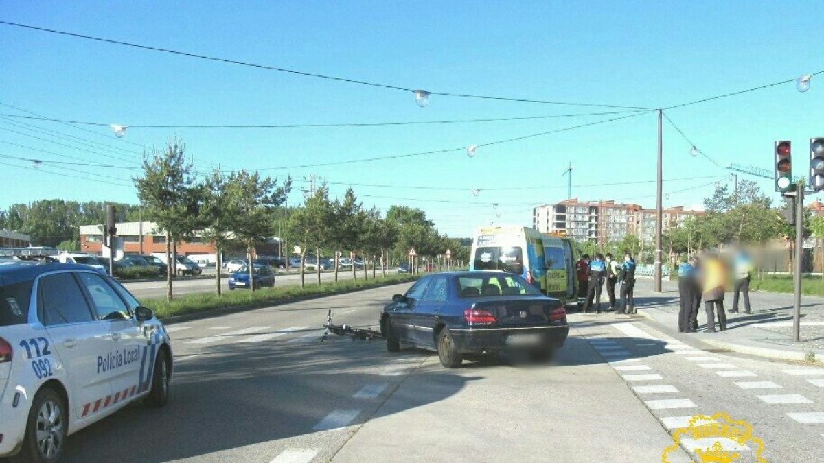 Los servicios de emergencias de Sacyl atienden al ciclista herido. POLICÍA LOCAL