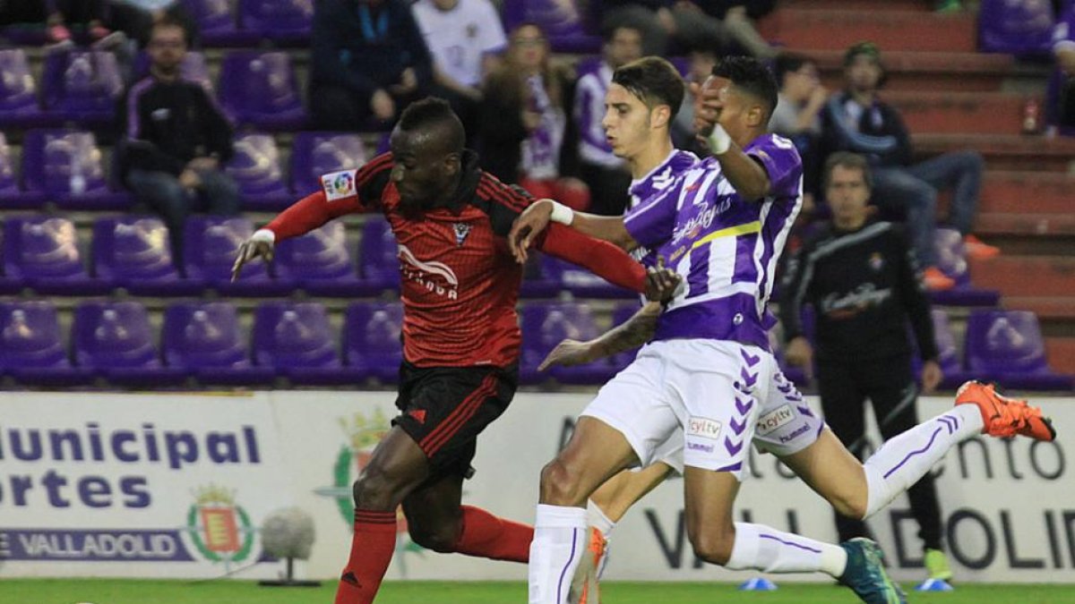 Lago Junior se zafa por velocidad del marcaje de dos defensores del Real Valladolid en el encuentro de ayer en Zorrilla-Alfonso G. Mardones