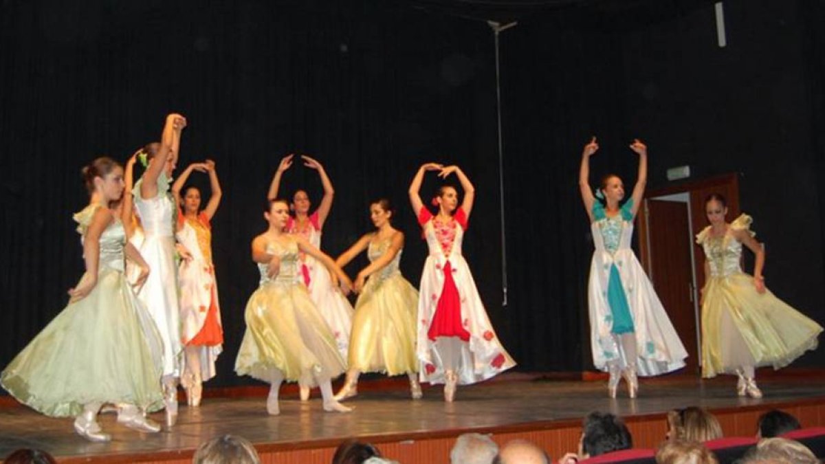 Componentes del Ballet Antología en una de sus actuaciones en Melgar de Fernamental.-AYTO. MELGAR