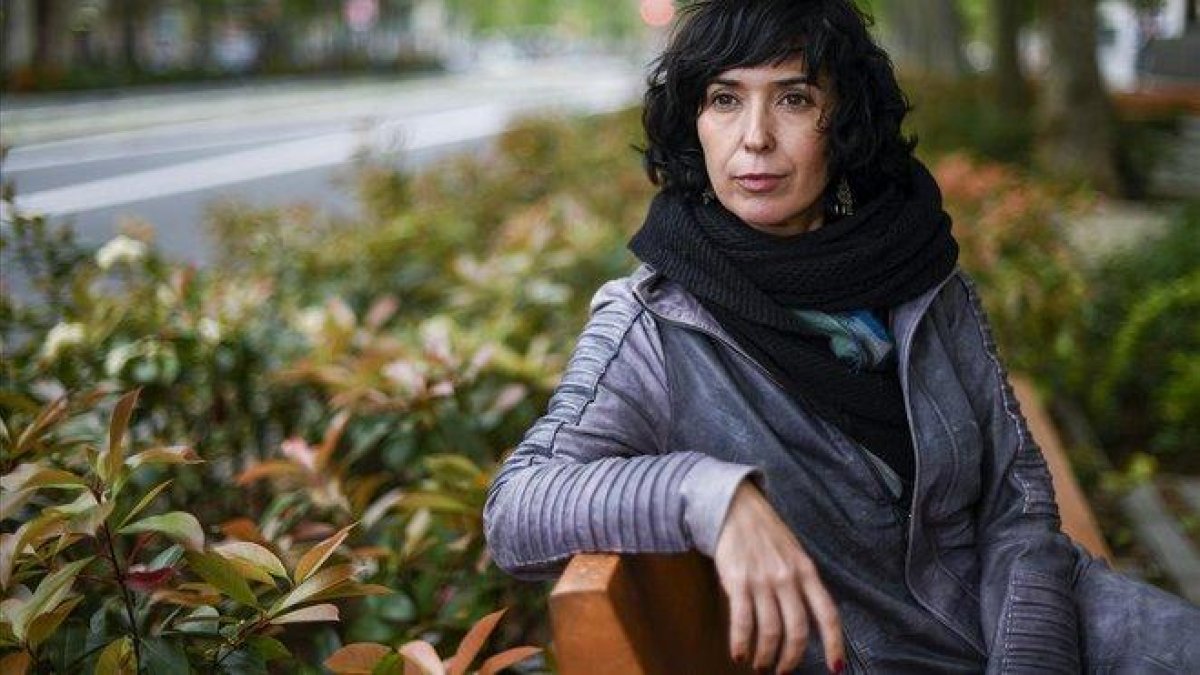 La escritora vasca Edurne Portela, en Barcelona.-JORDI COTRINA