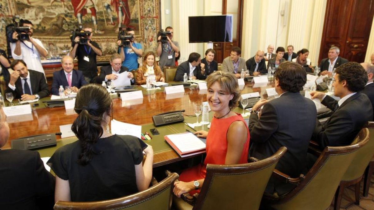 La ministra de Agricultura, Alimentación y Pesca, Isabel García Tejerina, se reúne con representantes del sector lácteo-Ical
