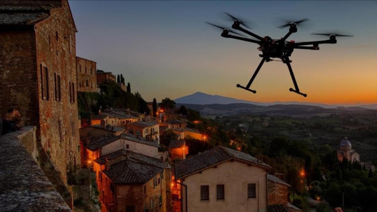 La silueta de un dron volando por una localidad europea.-