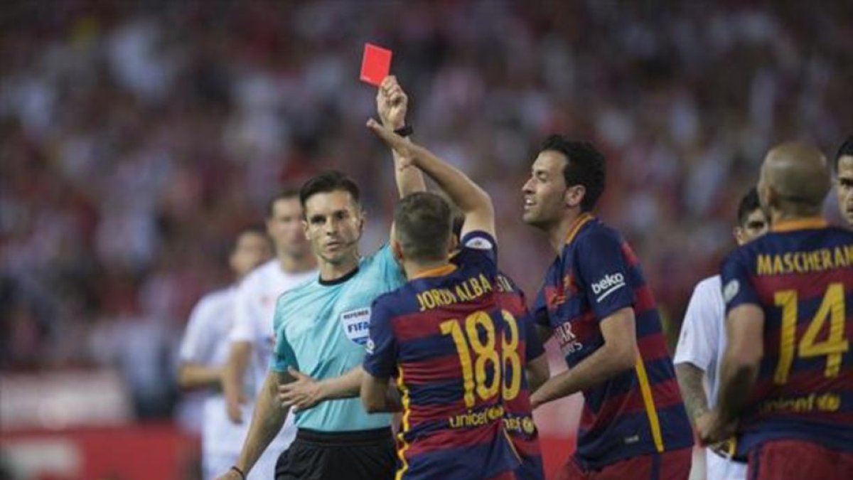 Del Cerro grande expulsa a Mascherano como último defensa en la final de Copa Barça-Sevilla.-JORDI COTRINA