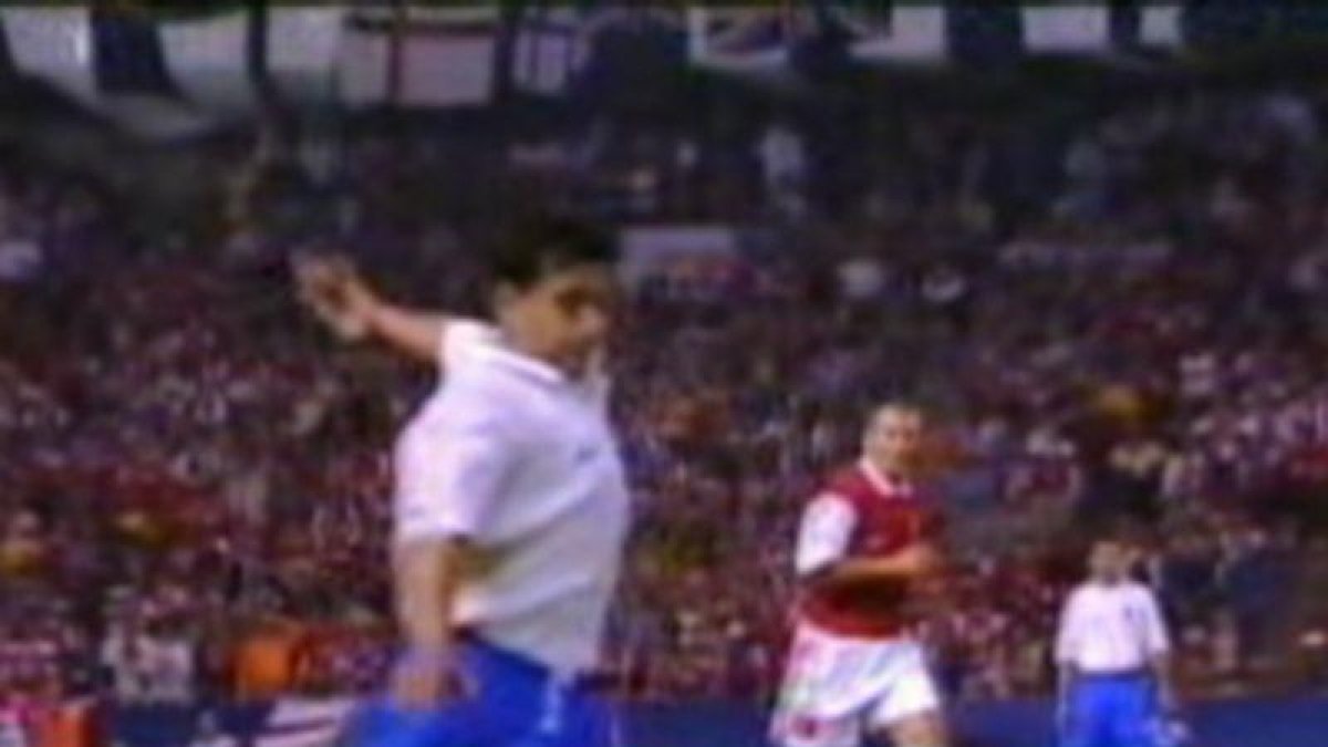 Nayim se dispone a marcar un gol para la historia.-EL PERIÓDICO