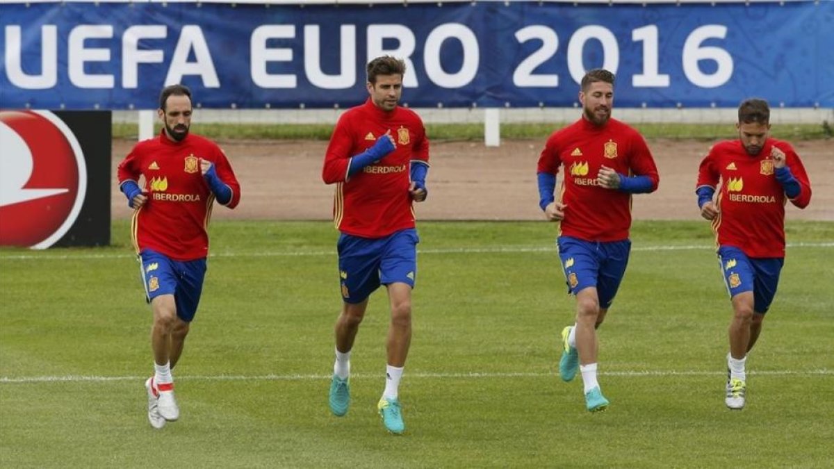 Juanfran, Piqué, Ramos y Alba, en el entrenamiento de España en Saint Martín de Ré.-REUTERS / ALBERT GEA