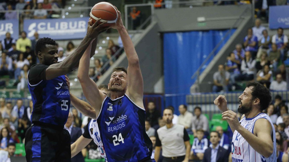 Mahalbasic y Norelia pelean por el rebote en el Coliseum