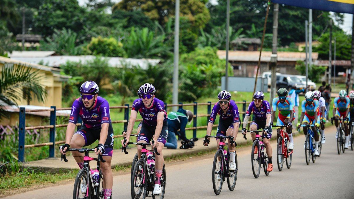 Los ciclistas del equipo burgalés en el pelotón de Gabón. BURGOS BH