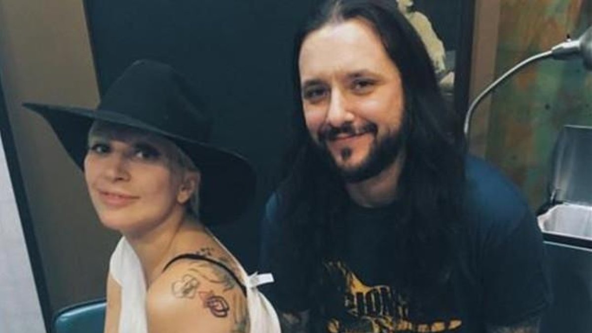 Lady Gaga muestra su tatuaje en compañía de su tatuador, David Allen.-