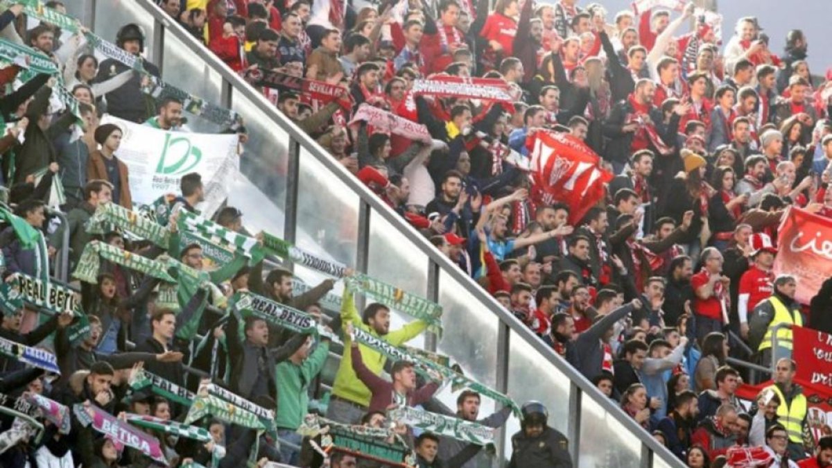 Aficionados del Sevilla y del Betis en un reciente encuentro-/ PERIODICO