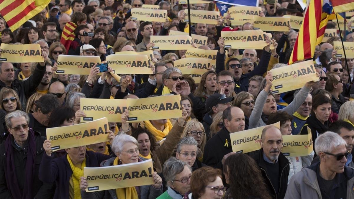 Manifestantes de la ANC reivindican que se implemente la república-ALBERT BERTRAN