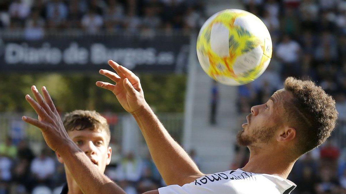 Marcelo Santos controla el balón con el pecho en el encuentro ante Osasuna B.-SANTI OTERO