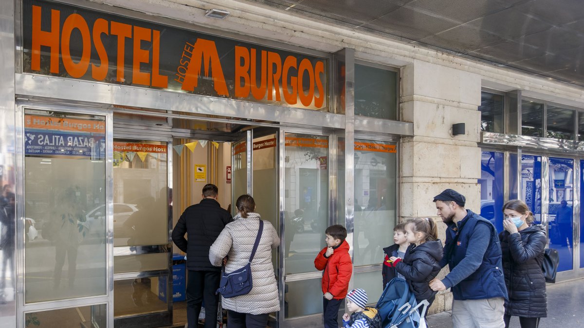 El albergue de juventud acoge a más de setenta refugiados llegados de Ucrania. SANTI OTERO