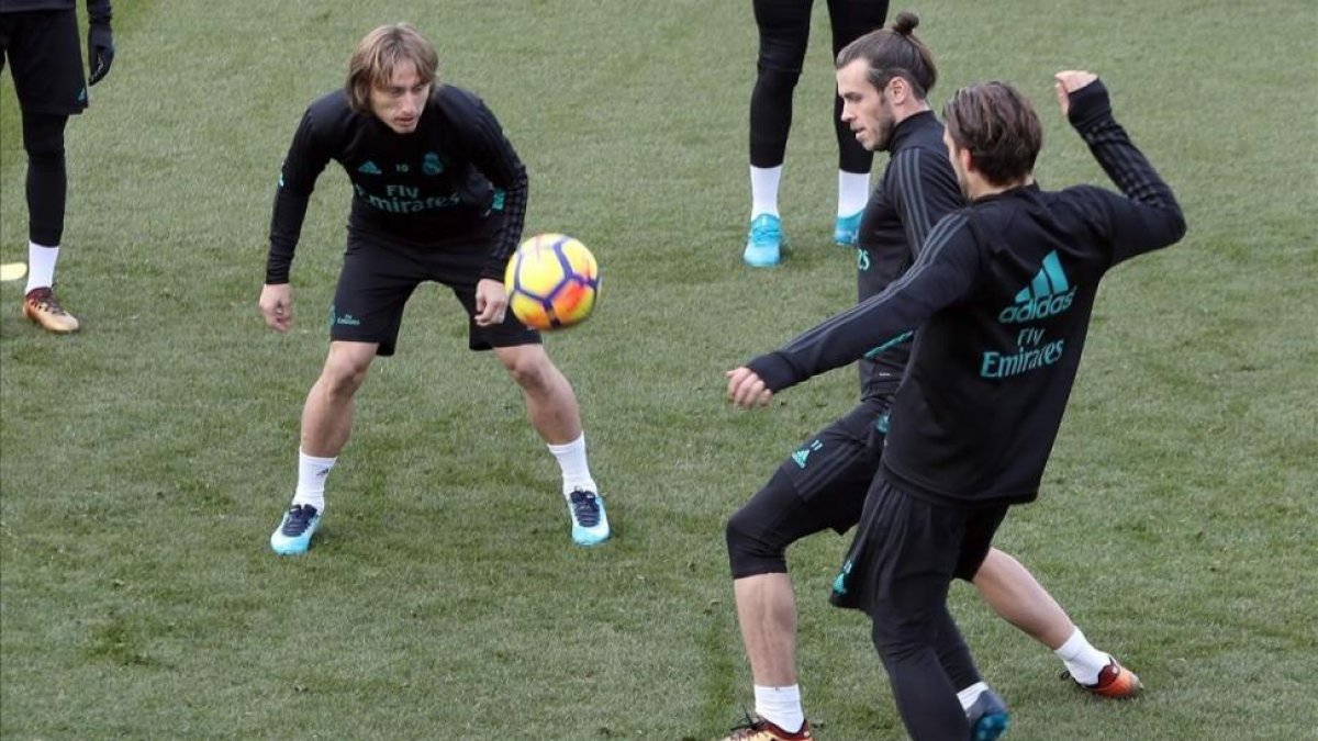 Modric, Bale y Kovacic, durante el entrenamiebnto de este viernes en Valdebebas.-J J GUILLÉN / EFE