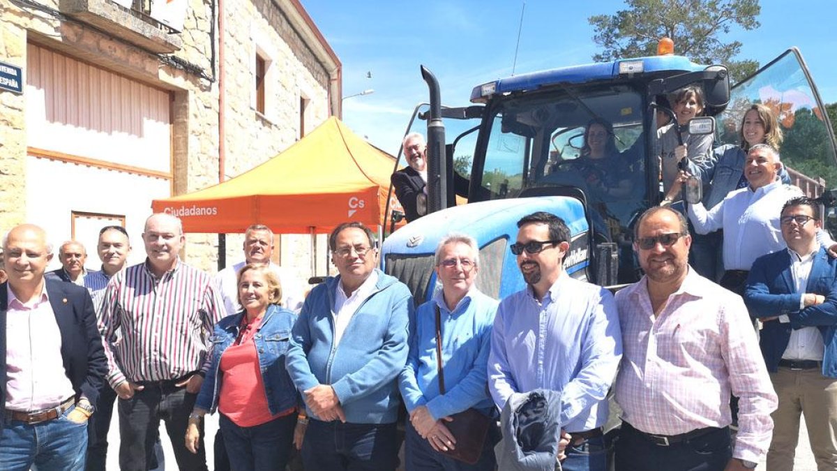La diputada nacional de Ciudadanos, María Ángeles Rosado (dentro del tractor), ayer, en Tardajos.-ECB
