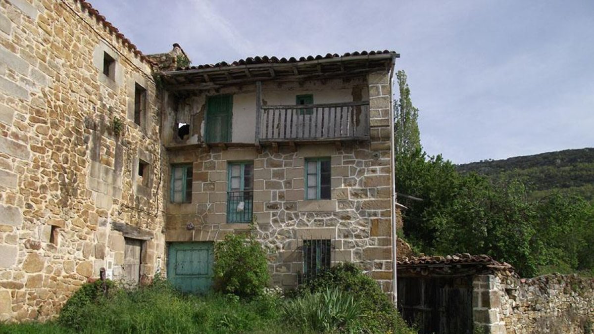La vivienda, en la localidad de Ailanes de Zamanzas, mantiene la estructura tradicional de 'casa montañesa'.-ECB