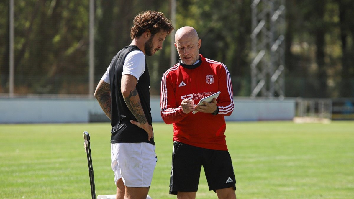 Miki Muñoz atiende las indicaciones de JuliánCalero durante un entrenamiento. ALBA DELGADO / BURGOS CF