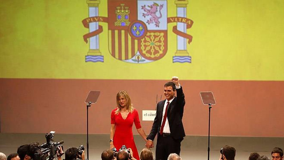 Pedro Sánchez, junto a su esposa, Begoña Fernández, en el acto del PSOE en Madrid.-Foto: AGUSTÍN CATALÁN