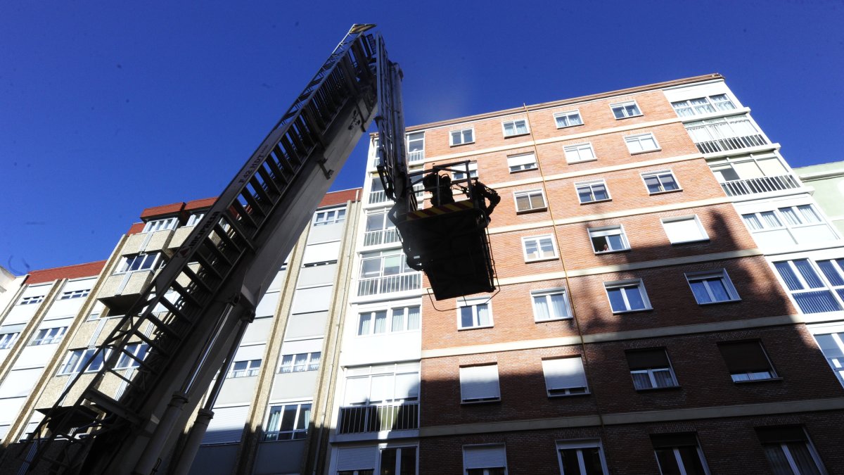 Imagen de archivo de los Bomberos revisando una fachada en una jornada con fuertes rachas de viento. RAÚL G. OCHOA