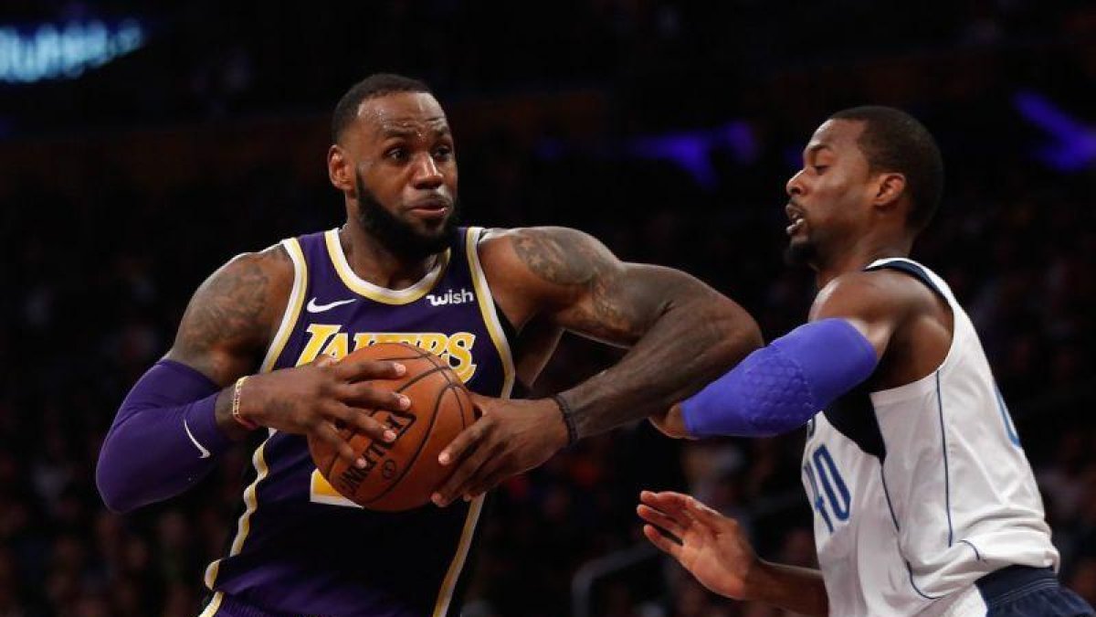 LeBron James fue el mejor del duelo con 29 puntos, 5 rebotes y 6 asistencias.-GETTY IMAGES