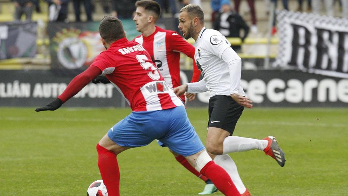 Elliot tiene muchas opciones para hacerse con un puesto en el once inicial en Valladolid-Santi Otero