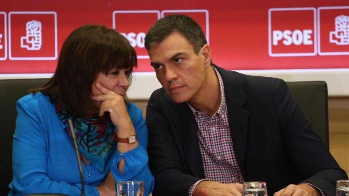 Pedro Sánchez conversa con la presidenta del PSOE, Cristina Narbona, el lunes en la sede del partido.-DAVID CASTRO